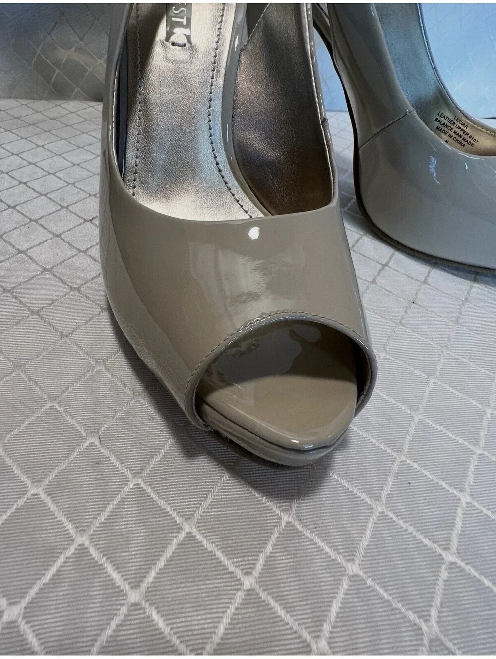 Nine West peep-toe slingback pumps Beige patent leather:Sz 8